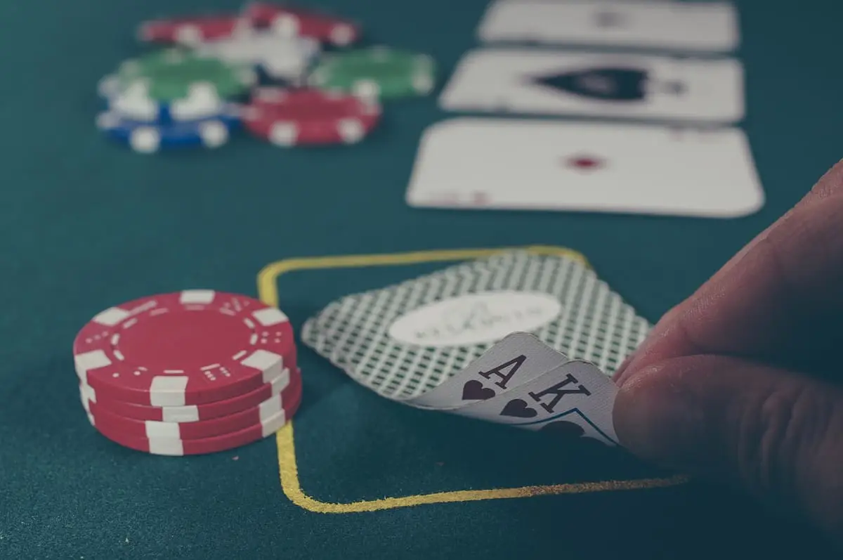 Blackjack-pöytä, pelikortit ja pelimerkit