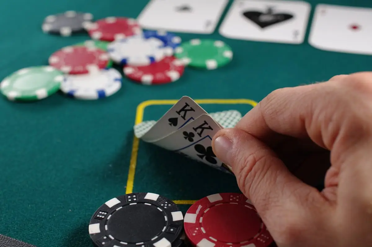 Blackjack-käsi ja pelimerkit